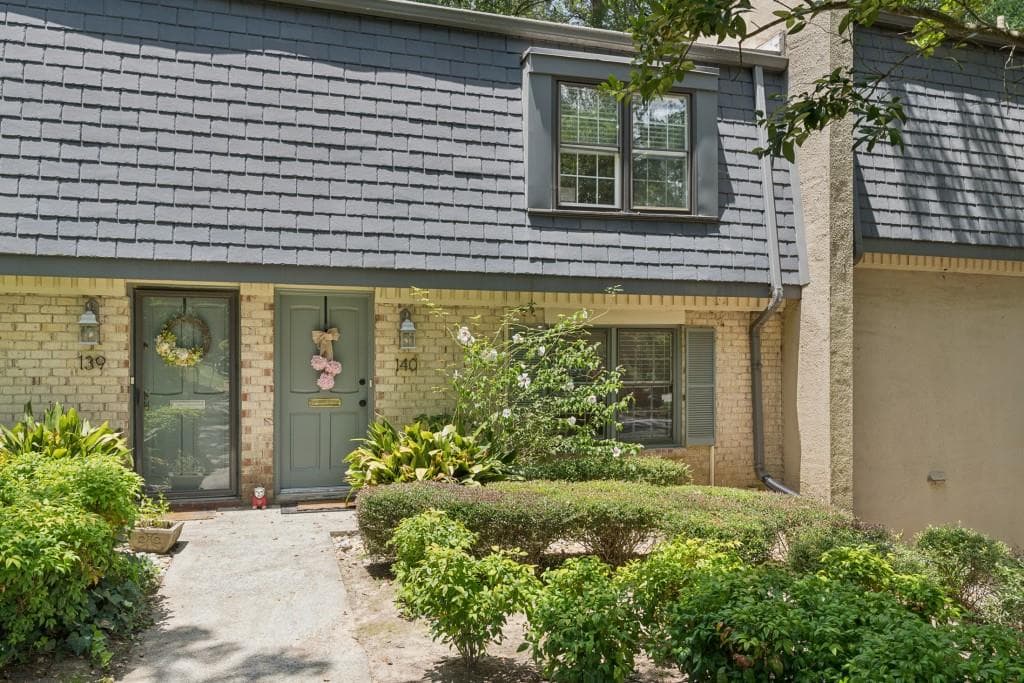 2 bedroom, 3 bathroom, 1,382 sq ft condominium for sale at 140 Amherst Place, Atlanta, GA 30327