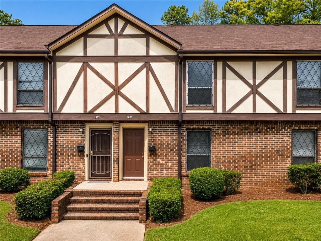 2 bedroom, 2 bathroom, 1,254 sq ft condominium under contract at 3275 Abbeywood Drive, Decatur, GA 30034