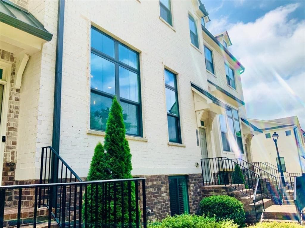3 bedroom, 4 bathroom, 2,200 sq ft townhouse under contract at 830 Fair View Circle, Roswell, GA 30076