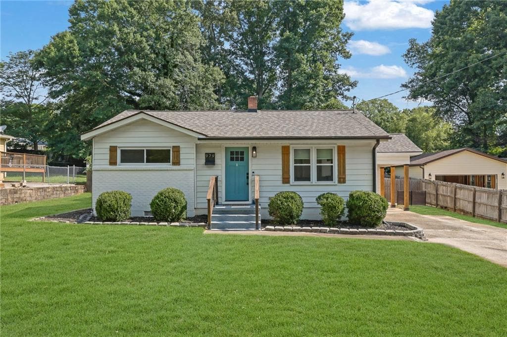 3 bedroom, 3 bathroom, 1,500 sq ft single family residence sold at 979 Oakview Drive, Smyrna, GA 30080