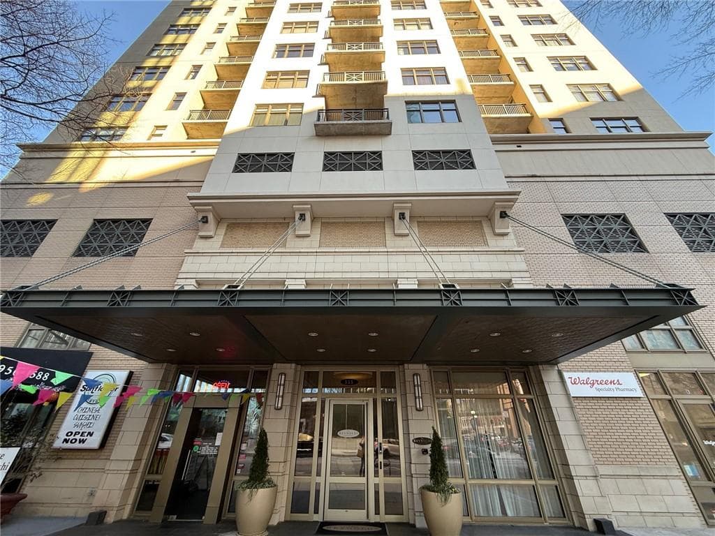 2 bedroom, 2 bathroom, 1,135 sq ft condominium for sale at 565 Peachtree Street 1811, Atlanta, GA 30308