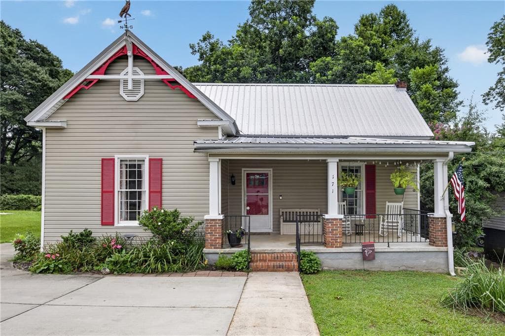 3 bedroom, 2 bathroom, 1,700 sq ft single family residence for sale at 171 NE Broad Street, Fairburn, GA 30213