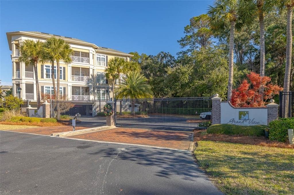 3 bedroom, 3 bathroom, 2,000 sq ft condominium sold at 1301 Grand View Drive, St. Simons, GA 31522