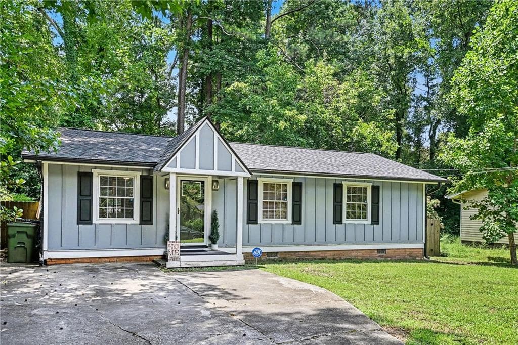 3 bedroom, 2 bathroom, 1,050 sq ft single family residence for sale at 271 Oak Drive, Atlanta, GA 30354