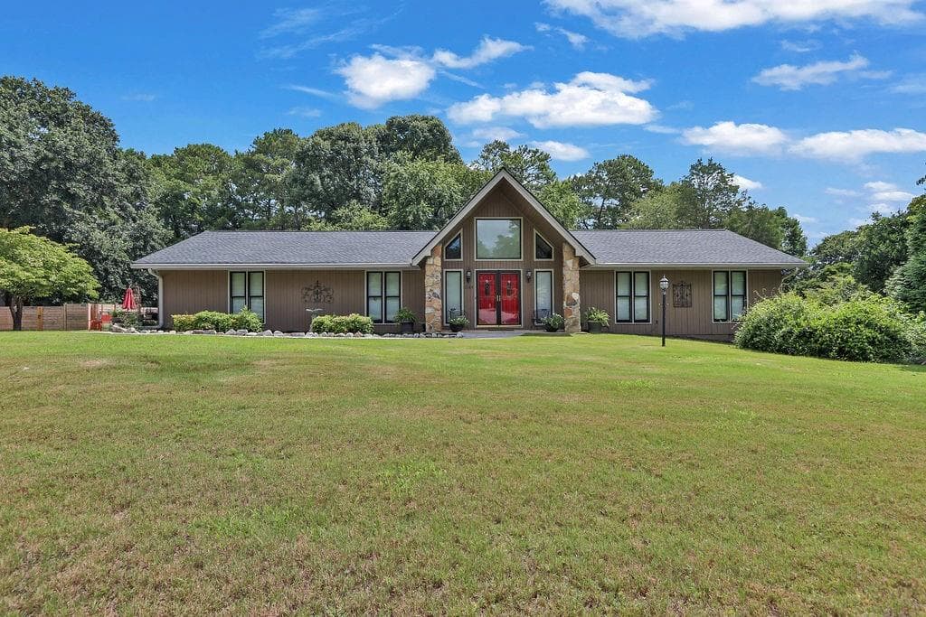 3 bedroom, 2 bathroom, 1,728 sq ft single family residence sold at 2184 Valley Creek Circle, Snellville, GA 30078