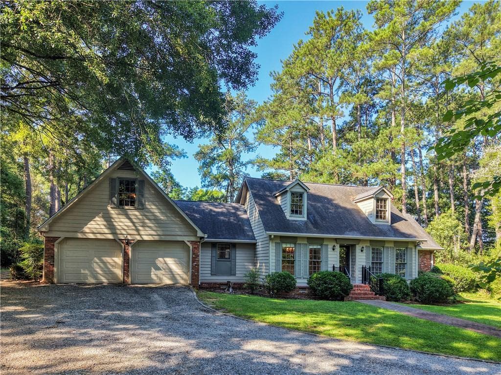 3 bedroom, 3 bathroom, 2,364 sq ft single family residence under contract at 4476 Rivoli Drive, Macon, GA 31210
