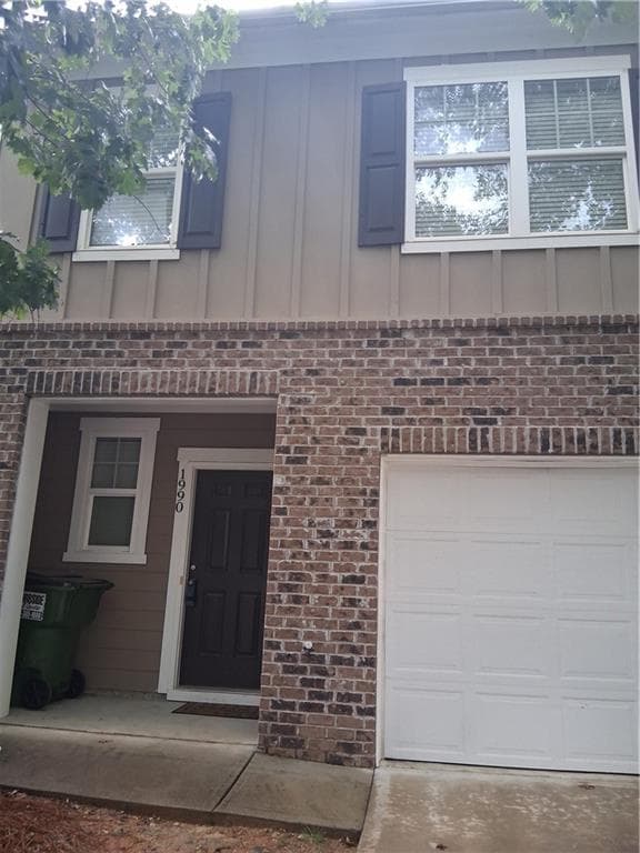3 bedroom, 3 bathroom, 1,589 sq ft townhouse for sale at 1990 E Millstream Hollow, Conyers, GA 30012
