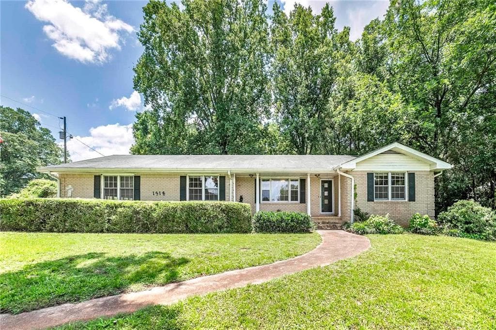 3 bedroom, 2 bathroom, 1,806 sq ft single family residence under contract at 1318 East Lake Road, Mcdonough, GA 30252