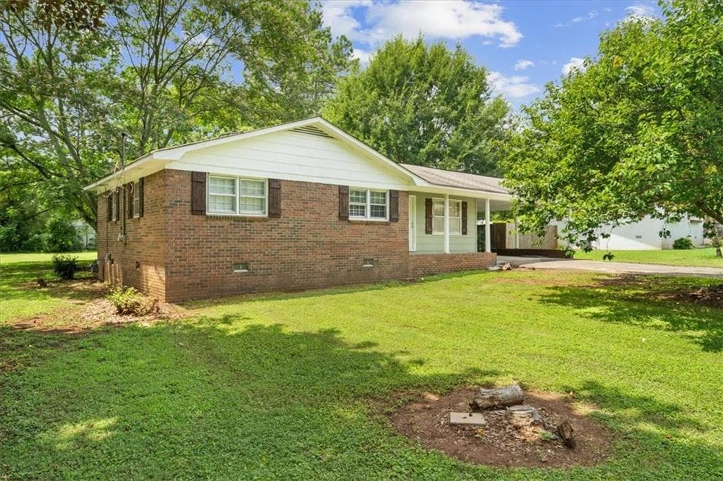 3 bedroom, 2 bathroom, 1,341 sq ft single family residence under contract at 126 Kinman Road, Calhoun, GA 30701