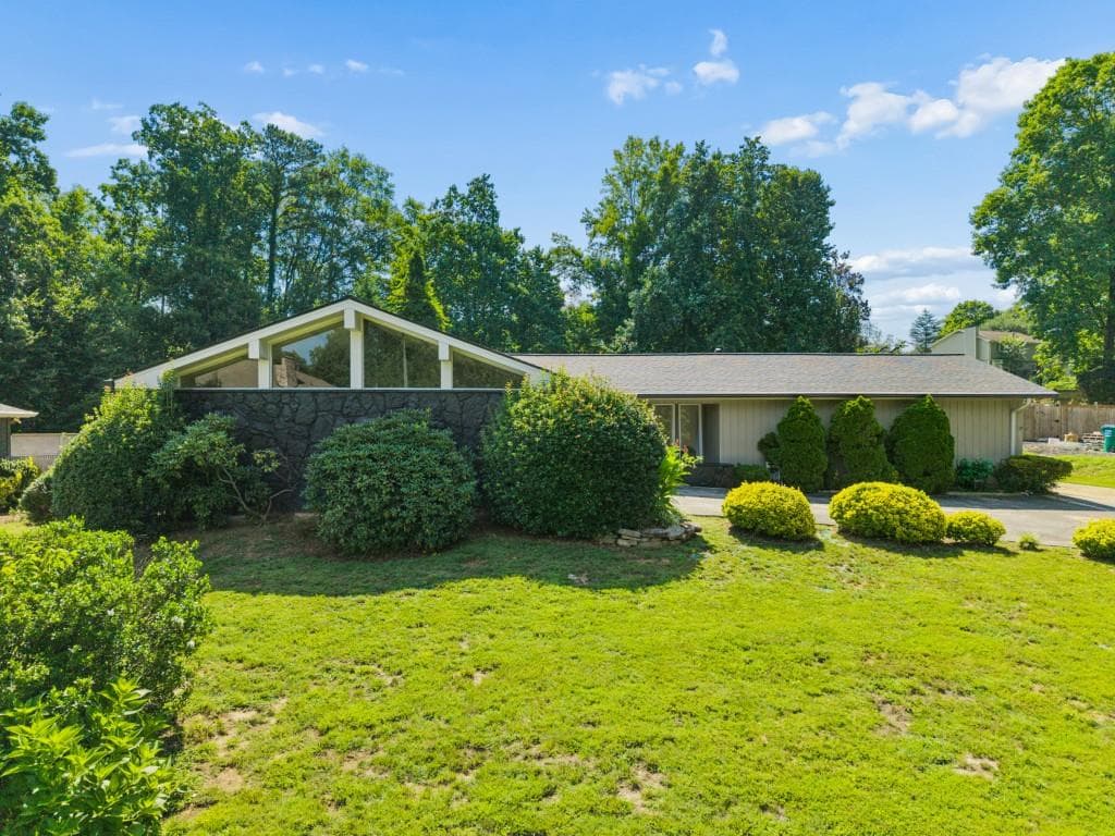 3 bedroom, 4 bathroom, 2,250 sq ft single family residence sold at 746 Hillwood Drive, Marietta, GA 30068