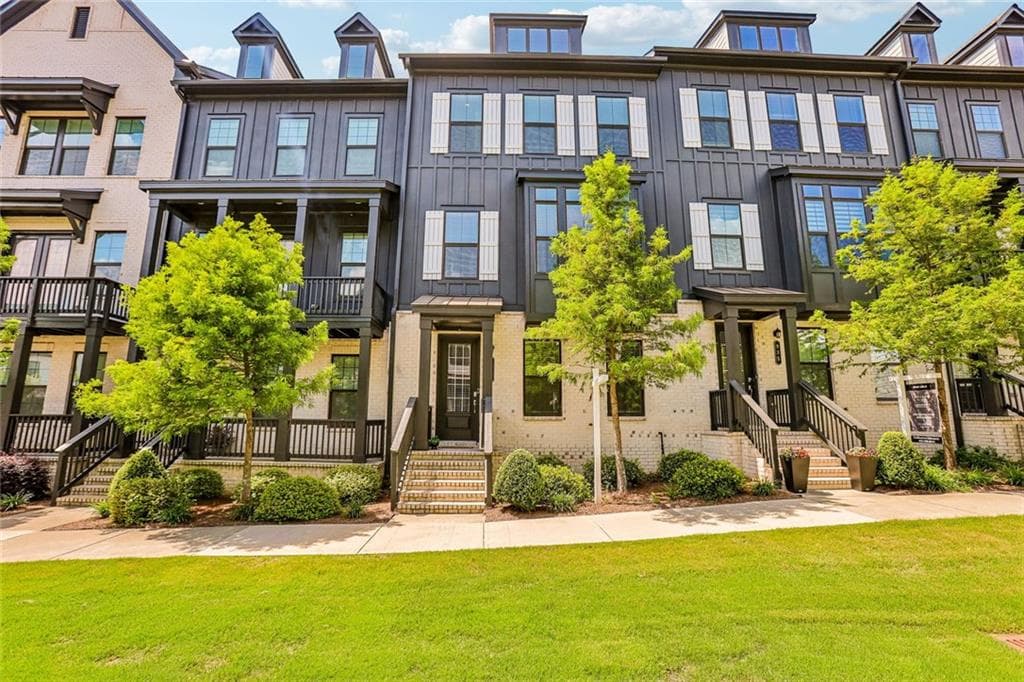 3 bedroom, 4 bathroom, 2,484 sq ft townhouse under contract at 933 Catamaran Court, Alpharetta, GA 30005