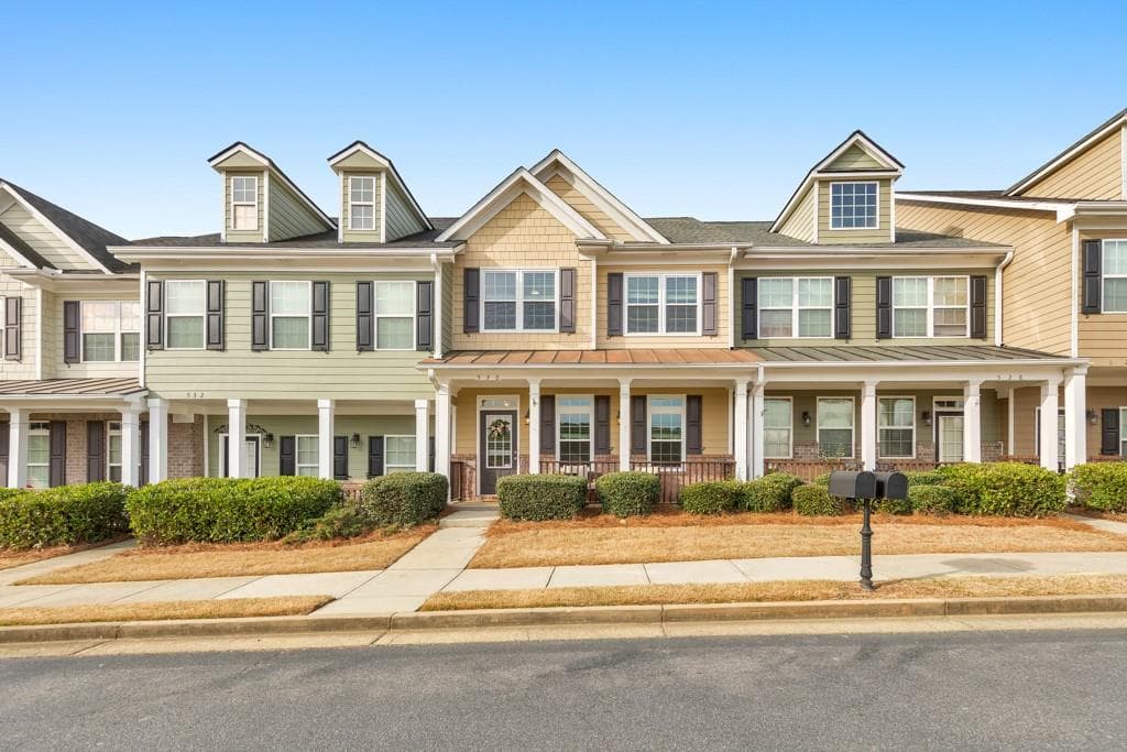 3 bedroom, 3 bathroom, 1,544 sq ft townhouse under contract at 530 Georgia Way, Woodstock, GA 30188
