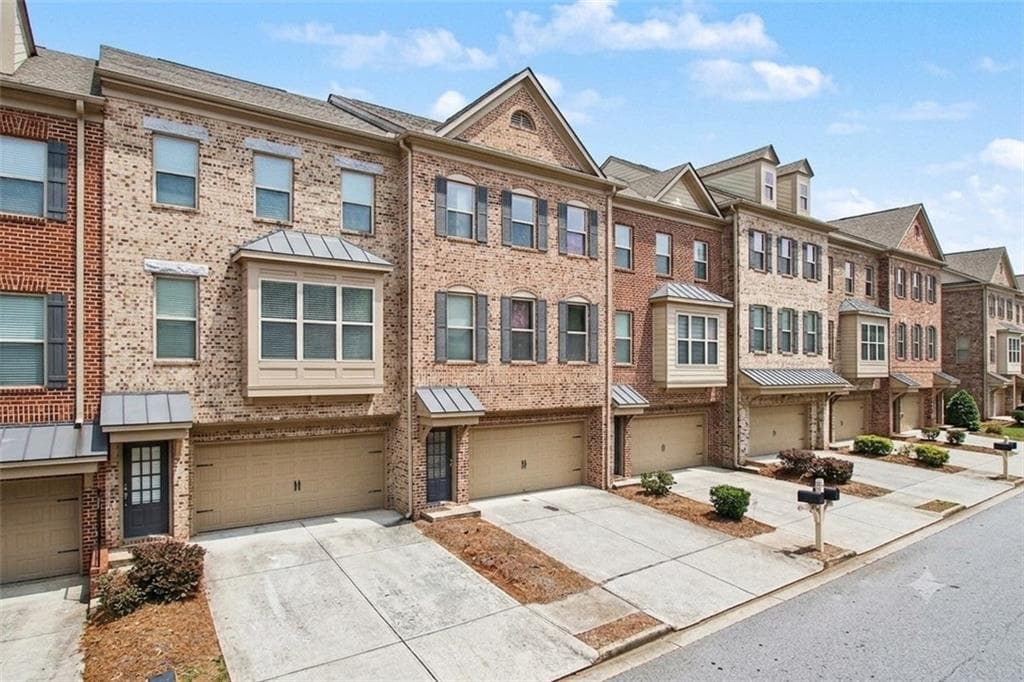 3 bedroom, 4 bathroom, 2,288 sq ft townhouse under contract at 2707 Hallwood Lane, Suwanee, GA 30024