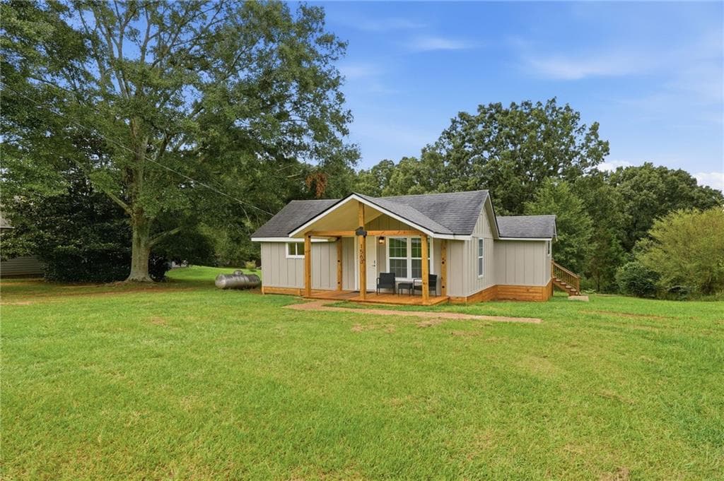 2 bedroom, 2 bathroom, 1,164 sq ft single family residence for sale at 1563 Davenport Road, Braselton, GA 30517