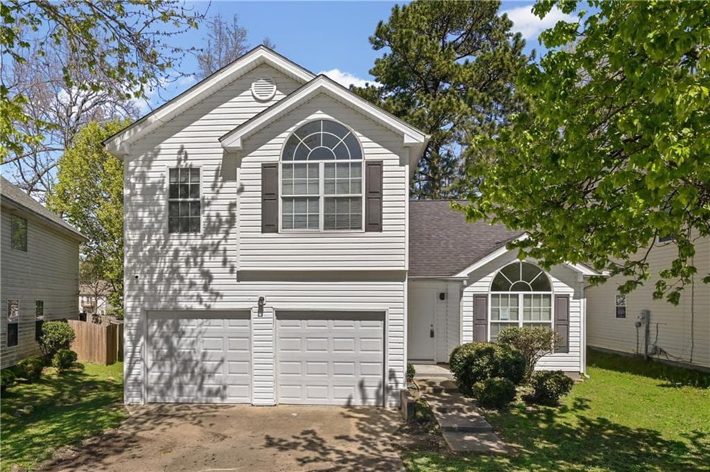 3 bedroom, 3 bathroom, 1,645 sq ft single family residence for sale at 2816 Two Lakes Circle, South Fulton, GA 30349