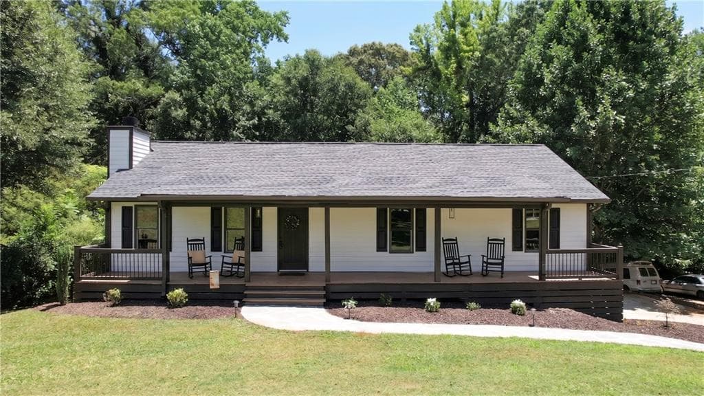 3 bedroom, 2 bathroom, 1,600 sq ft single family residence for sale at 323 Hill Crest Circle, Woodstock, GA 30188
