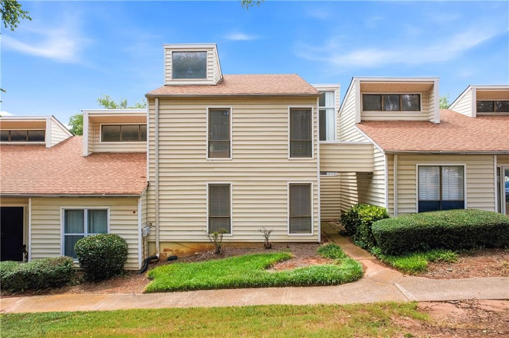 3 bedroom, 3 bathroom, 1,780 sq ft townhouse for sale at 605 Serramonte Drive, Marietta, GA 30068