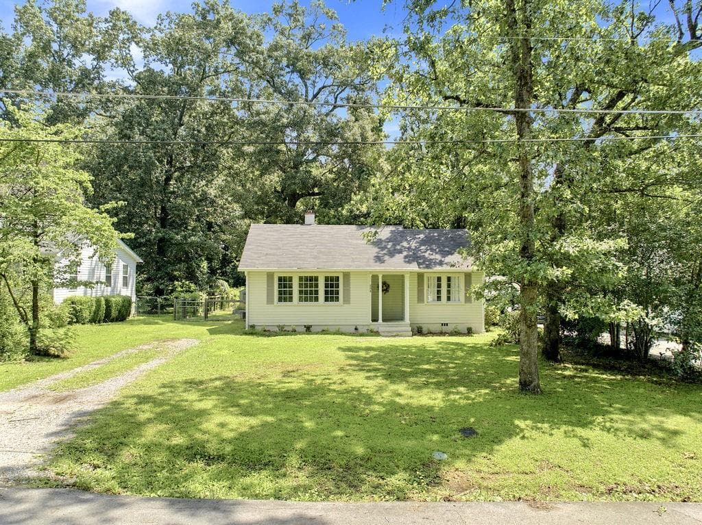 2 bedroom, 1 bathroom, 926 sq ft single family residence for sale at 608 Briarwood Circle, Rome, GA 30165