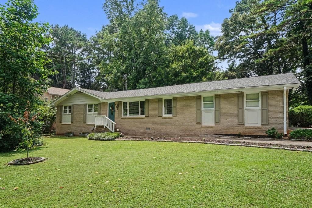 3 bedroom, 2 bathroom, 1,859 sq ft single family residence under contract at 464 Horseshoe Circle, Lilburn, GA 30047