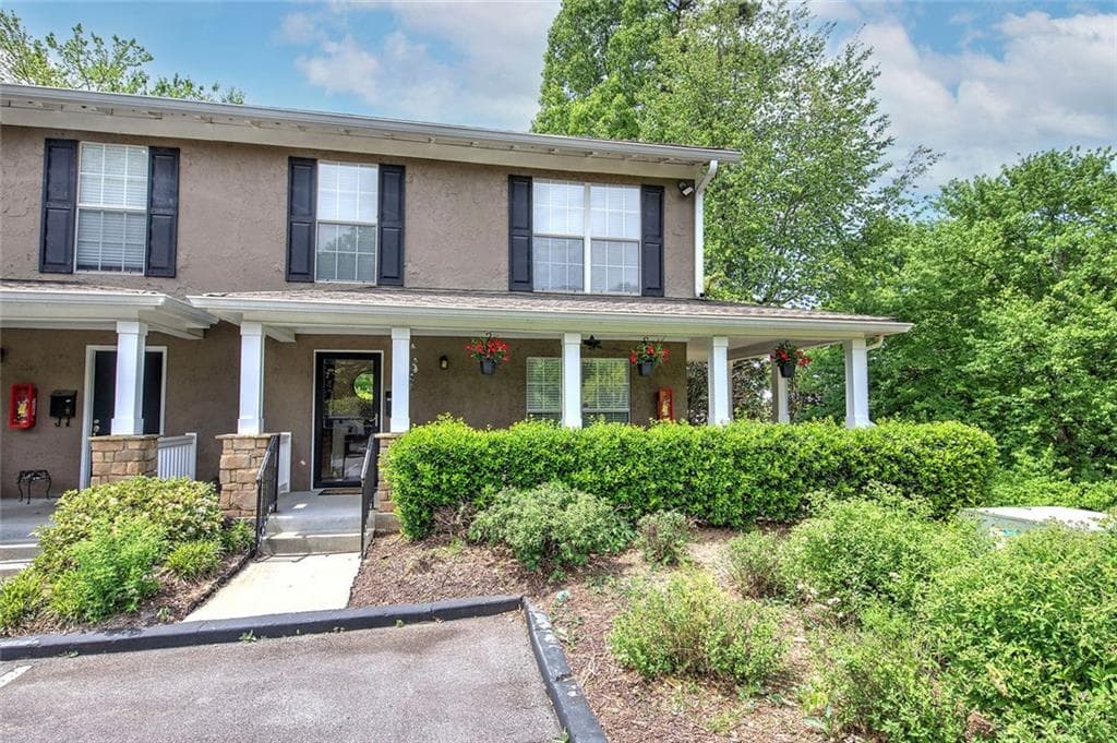 3 bedroom, 3 bathroom, 1,311 sq ft townhouse for sale at 3200 Seven Pines Court 108, Atlanta, GA 30339