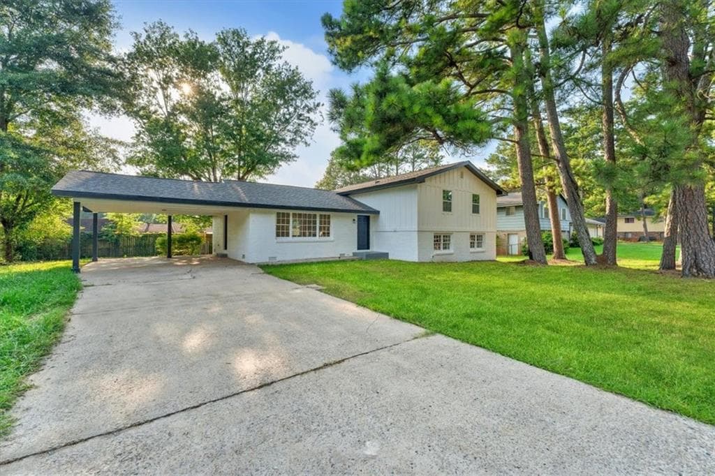 6 bedroom, 3 bathroom, 1,900 sq ft single family residence under contract at 7697 Marabou Lane, Riverdale, GA 30274