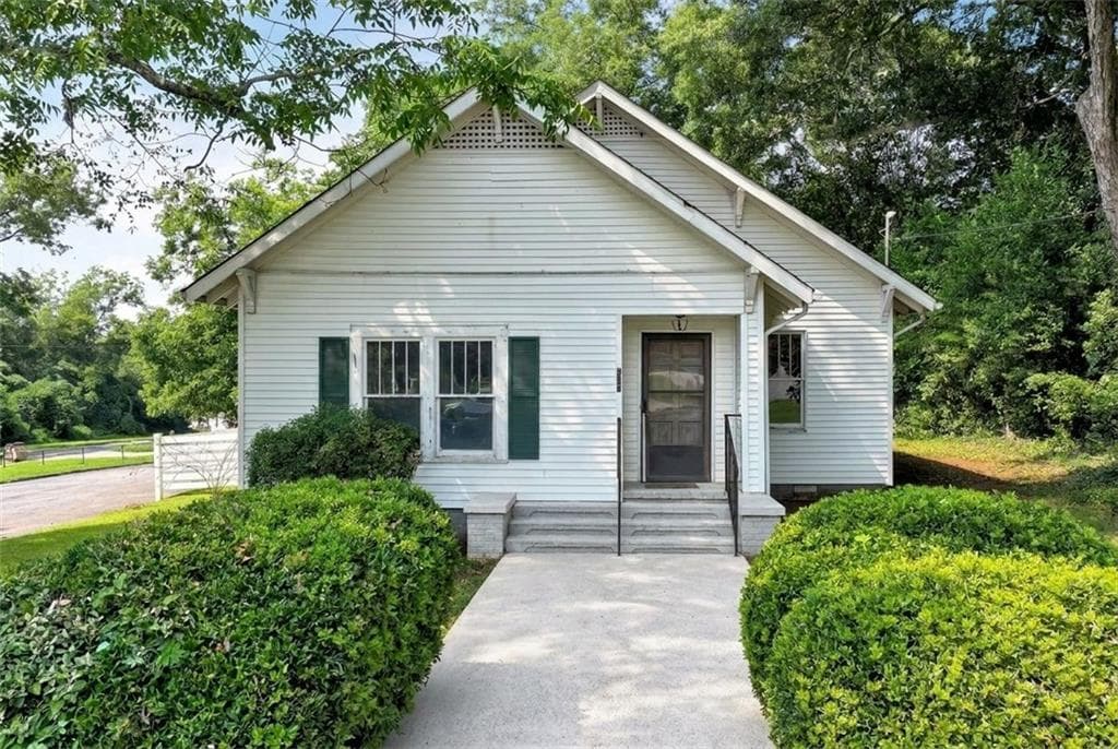 3 bedroom, 2 bathroom, 1,376 sq ft single family residence for sale at 267 Washington Street, Jefferson, GA 30549