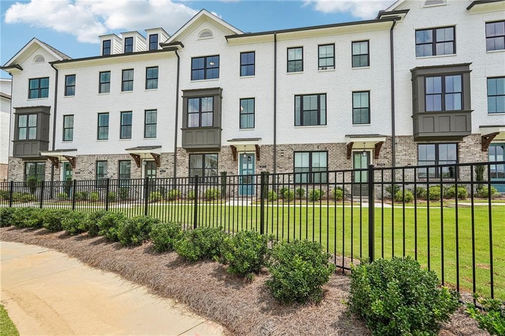3 bedroom, 4 bathroom, 2,004 sq ft townhouse for sale at 4211 Millcroft Place 215, Buford, GA 30518