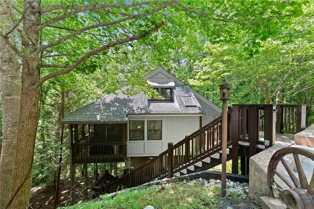 3 bedroom, 2 bathroom, 1,135 sq ft single family residence for sale at 17 Dach Bruecke Gasse, Helen, GA 30545