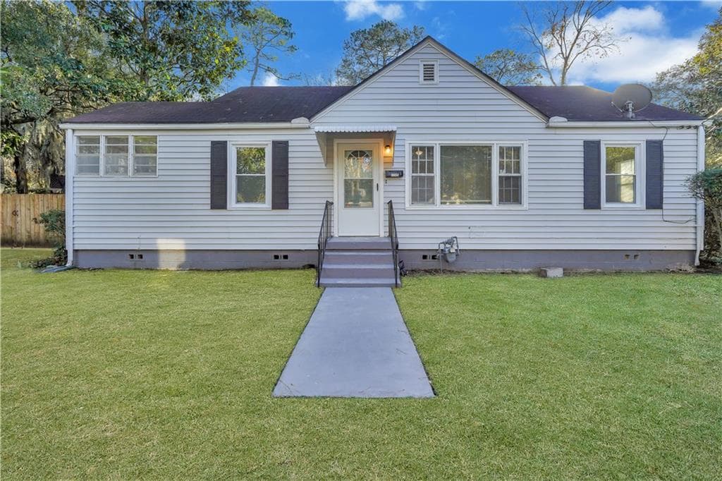3 bedroom, 1 bathroom, 1,044 sq ft single family residence for sale at 2205 Texas Avenue, Savannah, GA 31404
