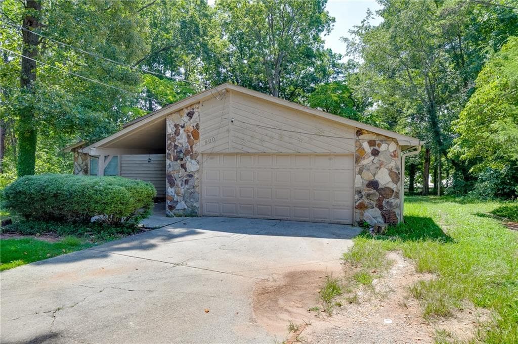 3 bedroom, 2 bathroom, 1,800 sq ft single family residence for sale at 900 Pawnee Place, Lilburn, GA 30047