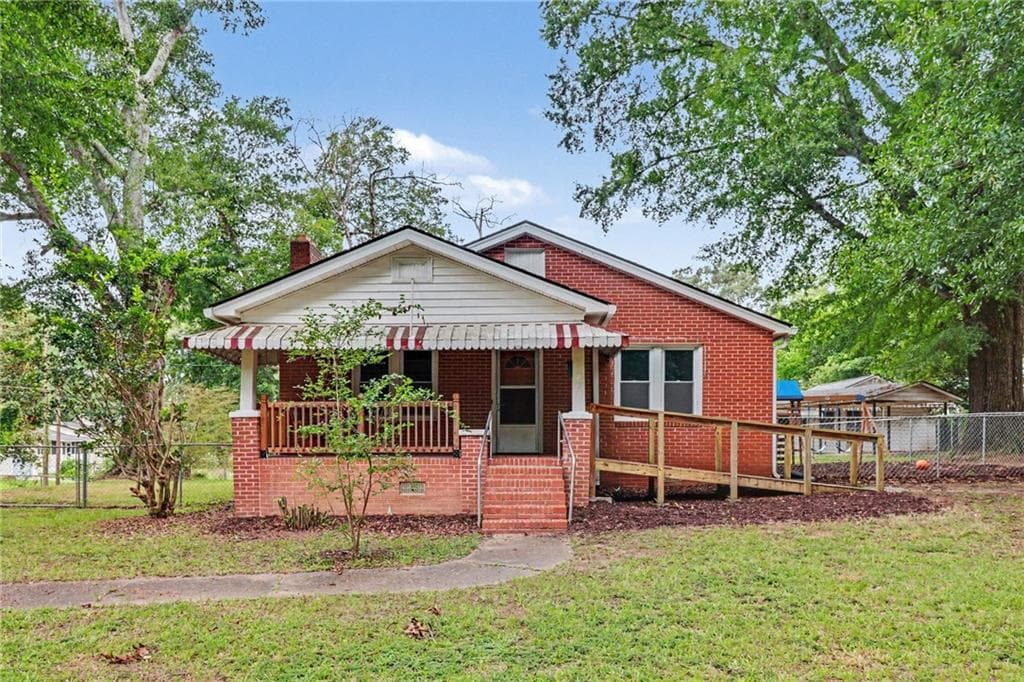 2 bedroom, 1 bathroom, 1,015 sq ft single family residence for sale at 160 Connecticut Avenue, Tallapoosa, GA 30176