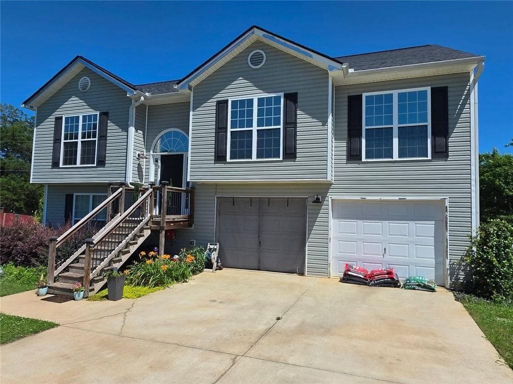 5 bedroom, 3 bathroom, 2,451 sq ft single family residence for sale at 18 J & J Drive, Lavonia, GA 30553