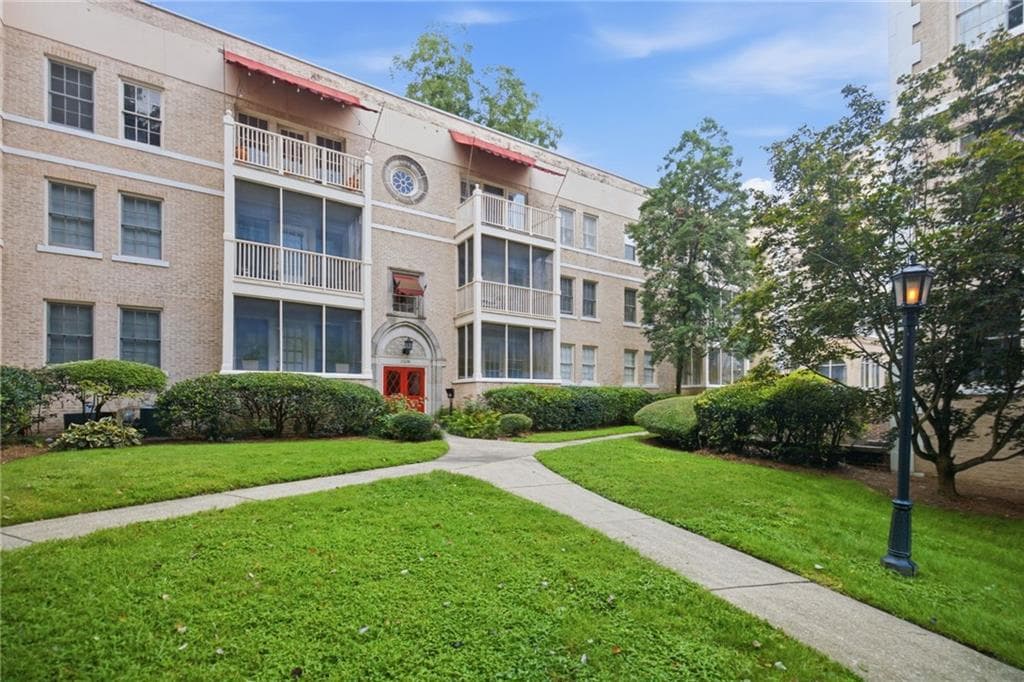 1 bedroom, 1 bathroom, 878 sq ft condominium for sale at 2222 Peachtree Road B5, Atlanta, GA 30309