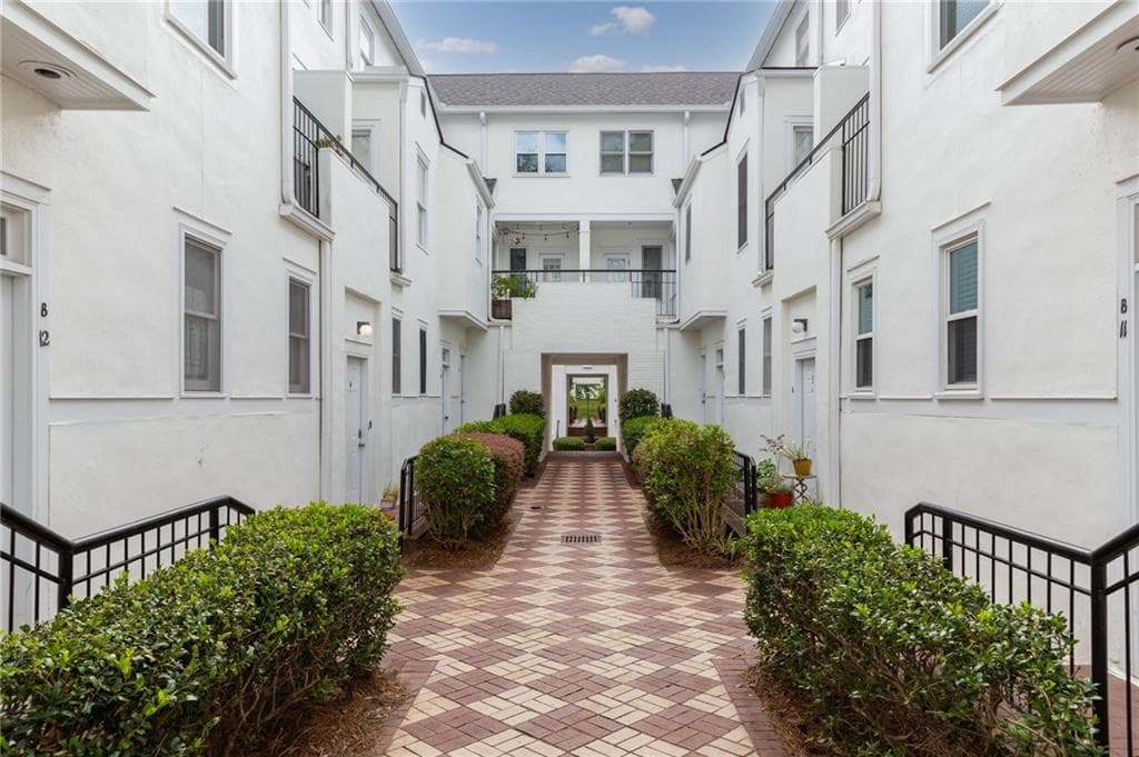 2 bedroom, 2 bathroom, 1,206 sq ft condominium sold at 1170 N Highland Avenue B8, Atlanta, GA 30306