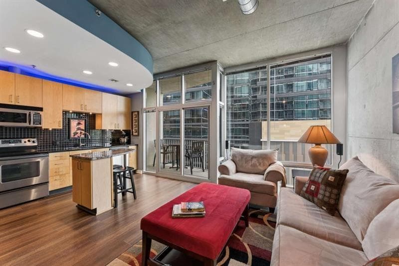 1 bedroom, 1 bathroom, 696 sq ft condominium for sale at 923 Peachtree Street 827, Atlanta, GA 30309