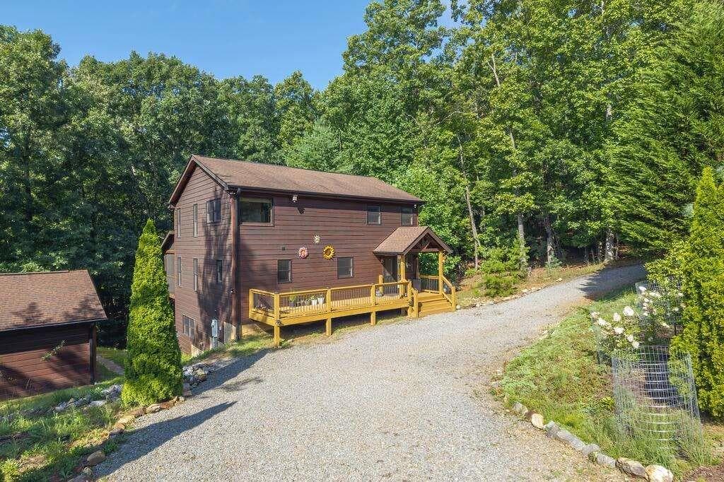 3 bedroom, 3 bathroom, 2,520 sq ft single family residence for sale at 72 Gibbs Trail, Mineral Bluff, GA 30559