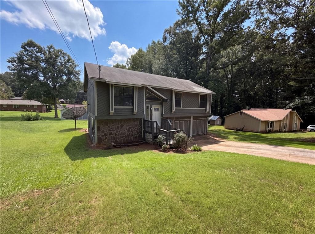 3 bedroom, 3 bathroom, 1,672 sq ft single family residence for sale at 165 Splitwood Lane, Fairburn, GA 30213