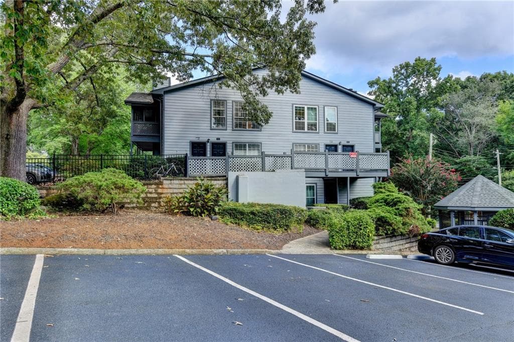 2 bedroom, 1 bathroom, 1,342 sq ft condominium for sale at 1305 Weatherstone Way, Atlanta, GA 30324