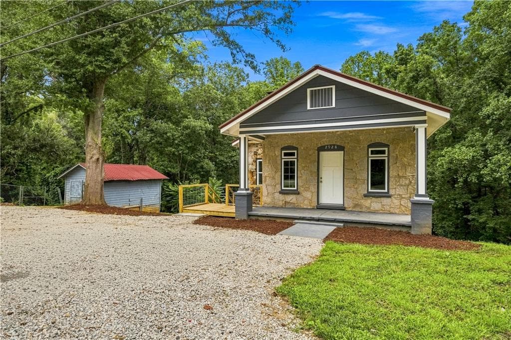 2 bedroom, 1 bathroom, 949 sq ft single family residence for sale at 2928 Old Cornelia Highway, Gainesville, GA 30507