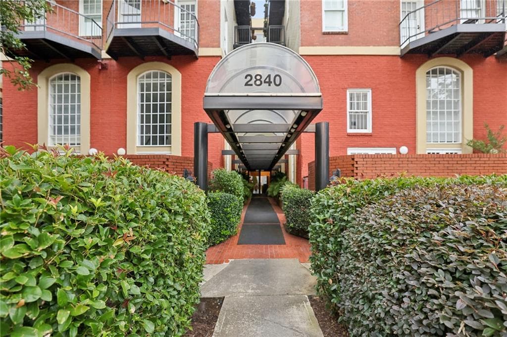 2 bedroom, 3 bathroom, 1,598 sq ft condominium for sale at 2840 Peachtree Road # 108, Atlanta, GA 30305