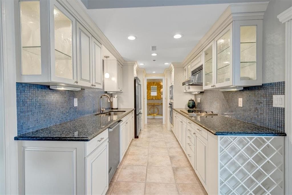 2 bedroom, 2 bathroom, 1,680 sq ft condominium for sale at 3435 Kingsboro Road 1301, Atlanta, GA 30326