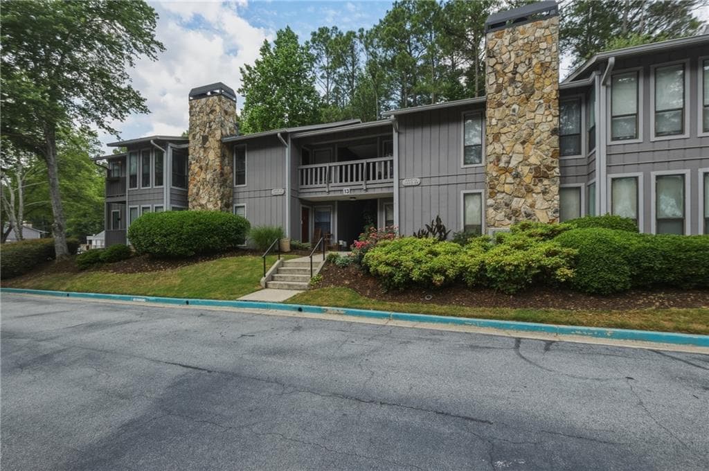 2 bedroom, 2 bathroom, 1,182 sq ft condominium for sale at 4012 Woodridge Way, Tucker, GA 30084