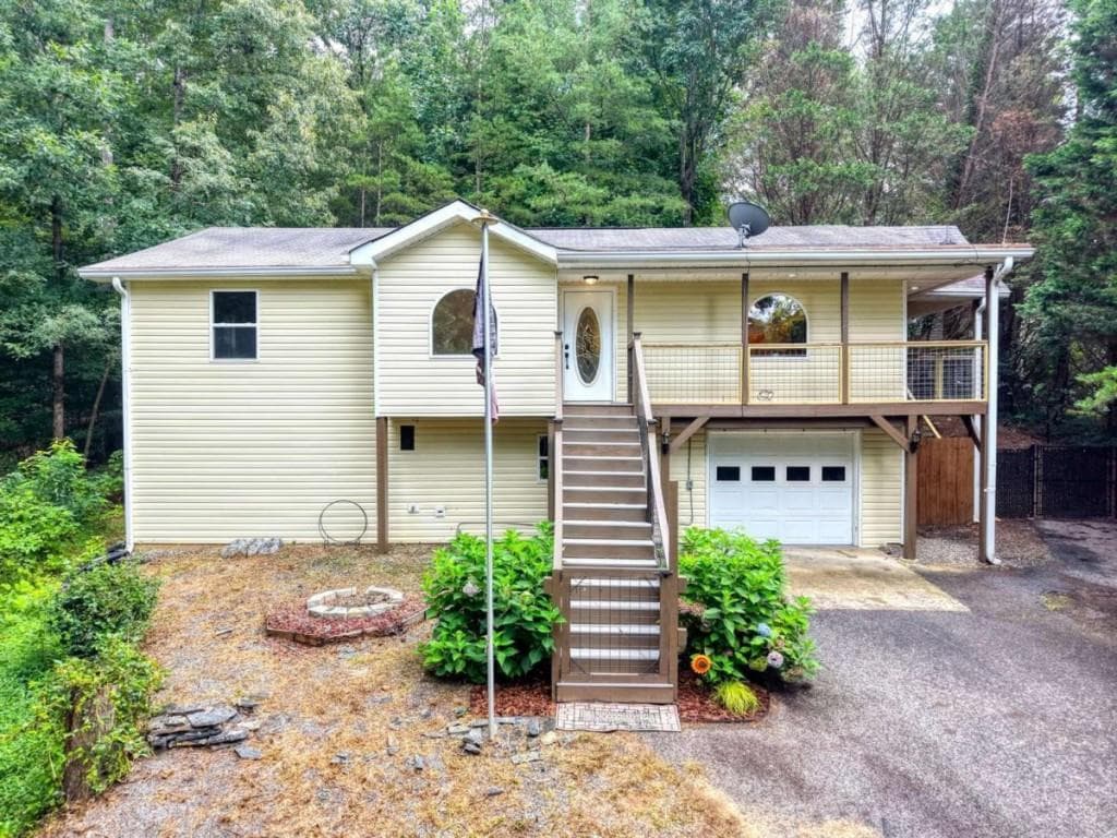 2 bedroom, 2 bathroom, 2,110 sq ft single family residence for sale at 553 Grayce Lane, Hiawassee, GA 30546