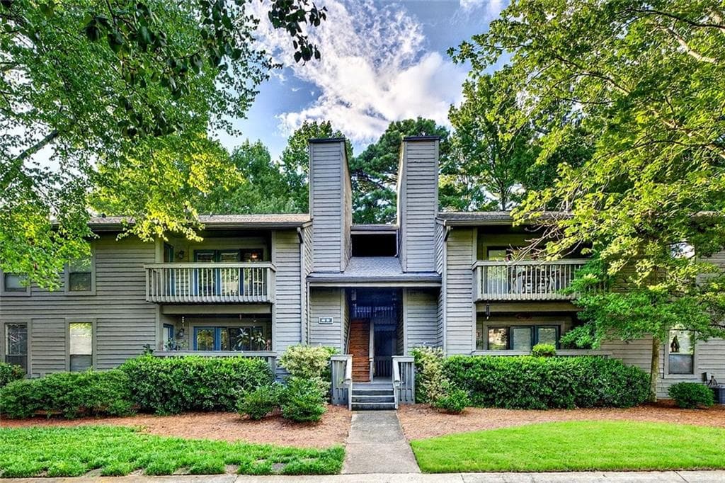 3 bedroom, 2 bathroom, 1,346 sq ft condominium for sale at 810 Tuxworth Circle, Decatur, GA 30033