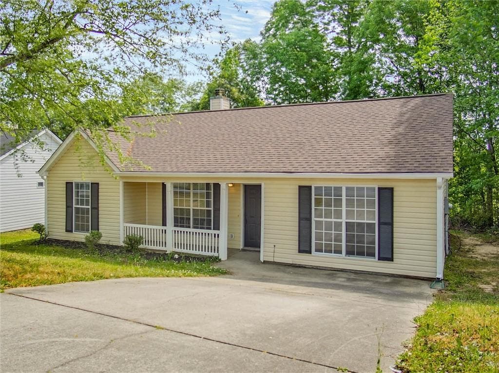 3 bedroom, 3 bathroom, 1,340 sq ft single family residence for sale at 5603 Eagles Feather Lane, Riverdale, GA 30274