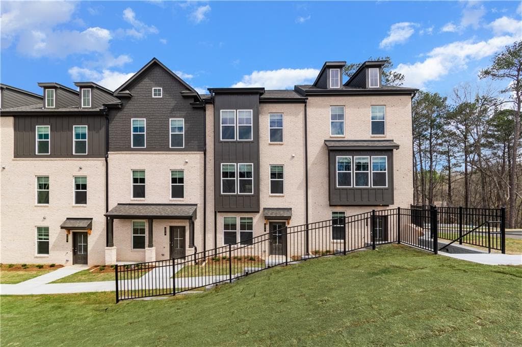 2 bedroom, 4 bathroom, 1,923 sq ft townhouse for sale at 2814 Daybreak Lane, Newnan, GA 30265