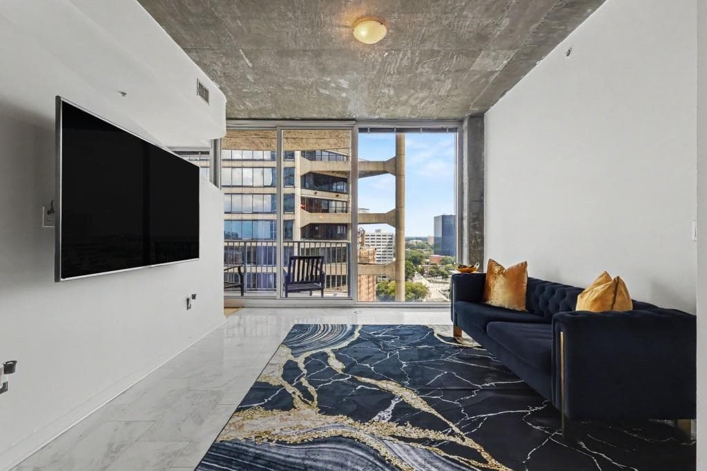 1 bedroom, 1 bathroom, 743 sq ft condominium for sale at 400 W Peachtree Street 1812, Atlanta, GA 30308