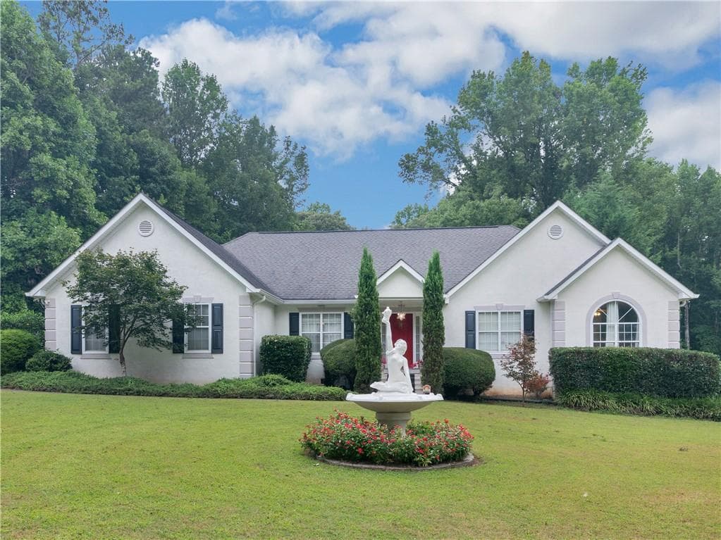 3 bedroom, 2 bathroom, 2,051 sq ft single family residence for sale at 195 Galway Bend, Tyrone, GA 30290