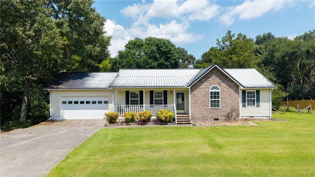 3 bedroom, 2 bathroom, 1,332 sq ft single family residence under contract at 100 Walraven Way, Calhoun, GA 30701