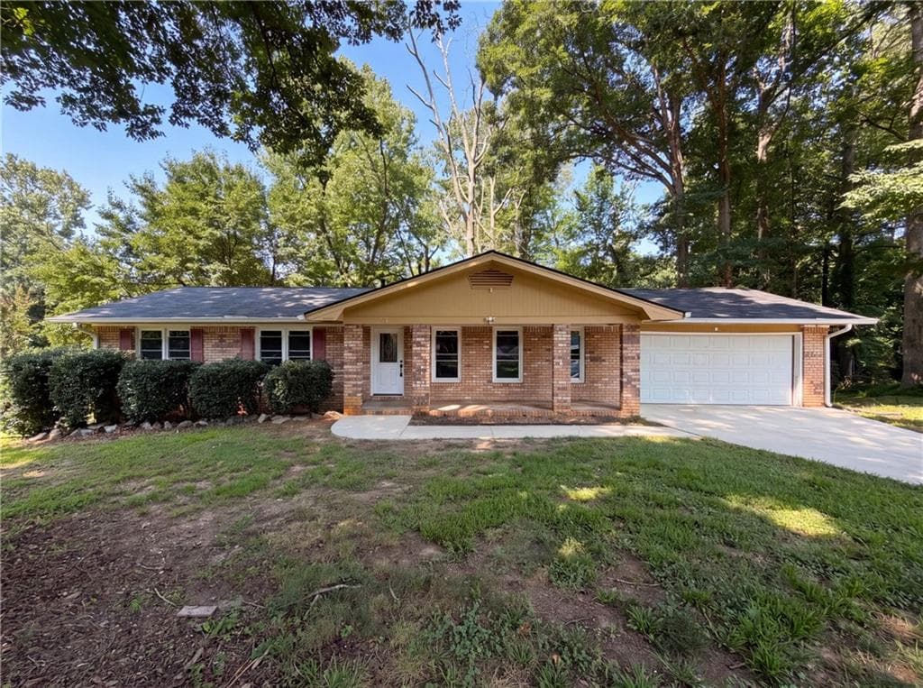 3 bedroom, 2 bathroom, 2,673 sq ft single family residence for sale at 1653 E Kellogg Circle, Douglasville, GA 30134